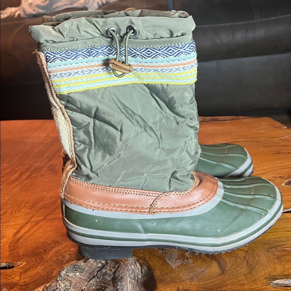 The Sak Daley Duck Boots Women’s Size 6 Green Woven Trim Waterproof Snow Boots